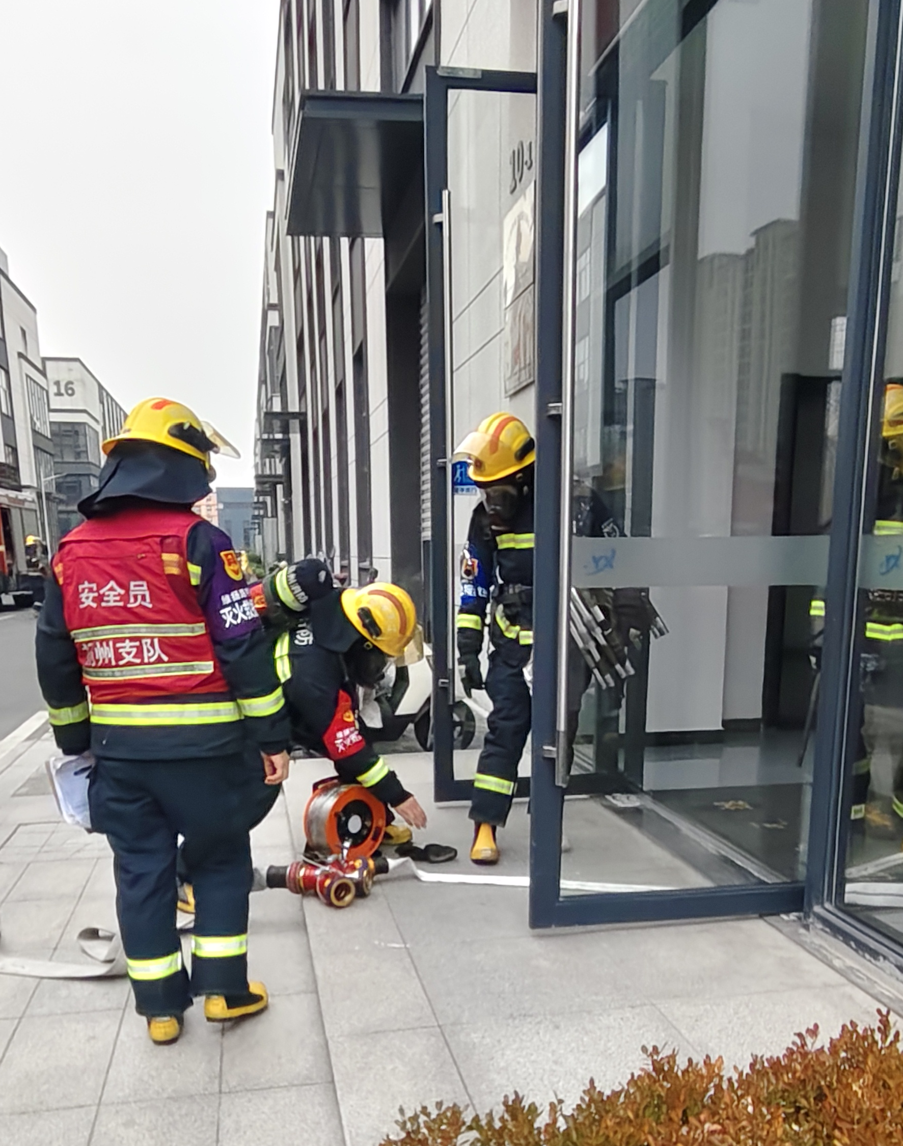 各种姿势玩小处雌女TXT视频